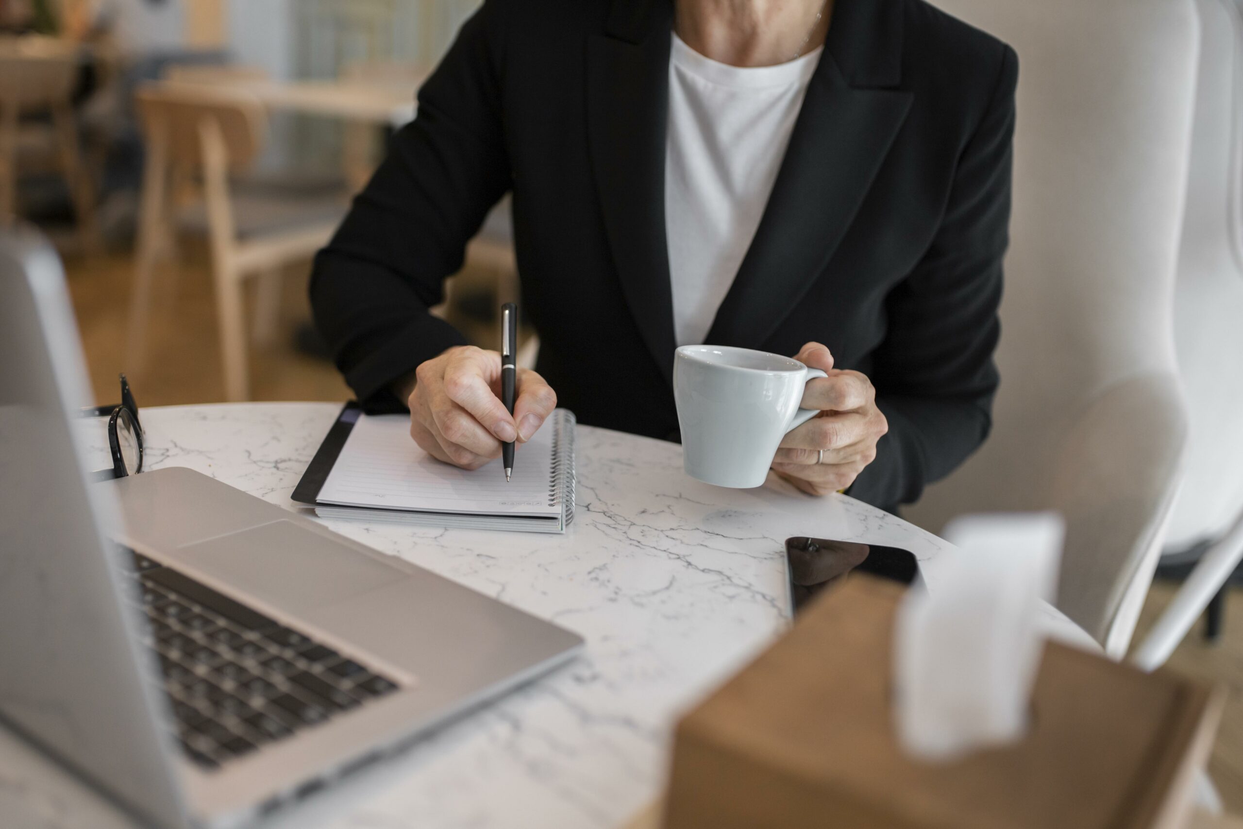 blonde-business-woman-working